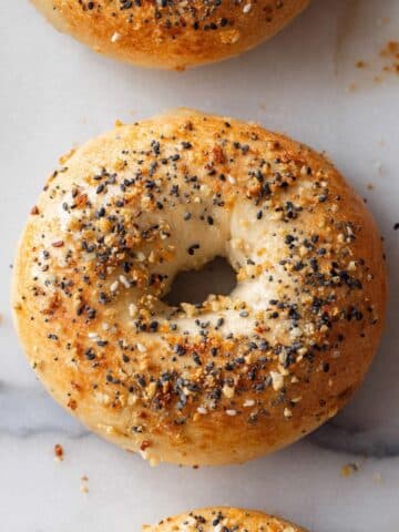 Cottage Cheese Bagels with Everything Bagel Seasoning and Cheddar Jalapeno Topping Recipe